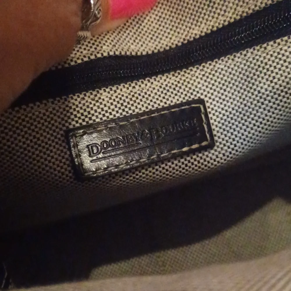 Classy Dooney & Bourke Signature Shoulder Bag - Picture 14 of 16